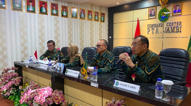 Ketua, Wakil Ketua, Panitera, dan Sekretaris PTA Jambi Pimpin Rapat Pimpinan PA Sewilayah Bahas Dana Sosial Ekstern