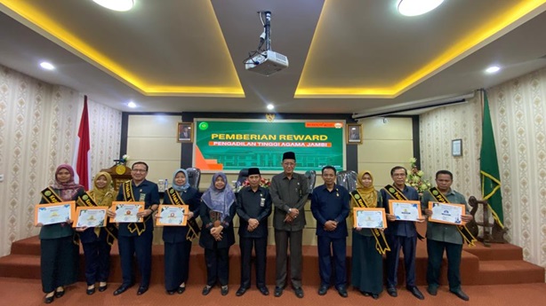 PTA Jambi Laksanakan Pemberian Reward Kepada Aparatur Teladan dan Agen Perubahan